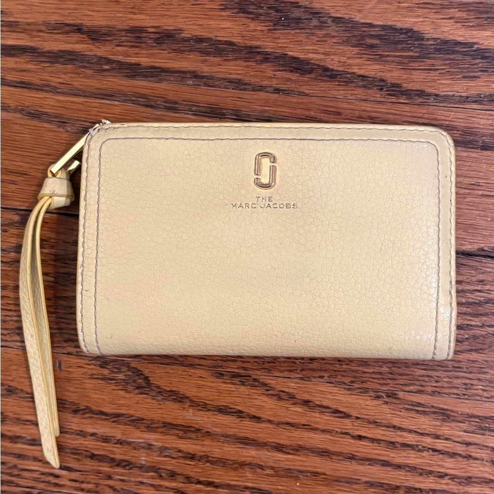 Marc Jacobs The Softshot Compact Wallet light yellow
